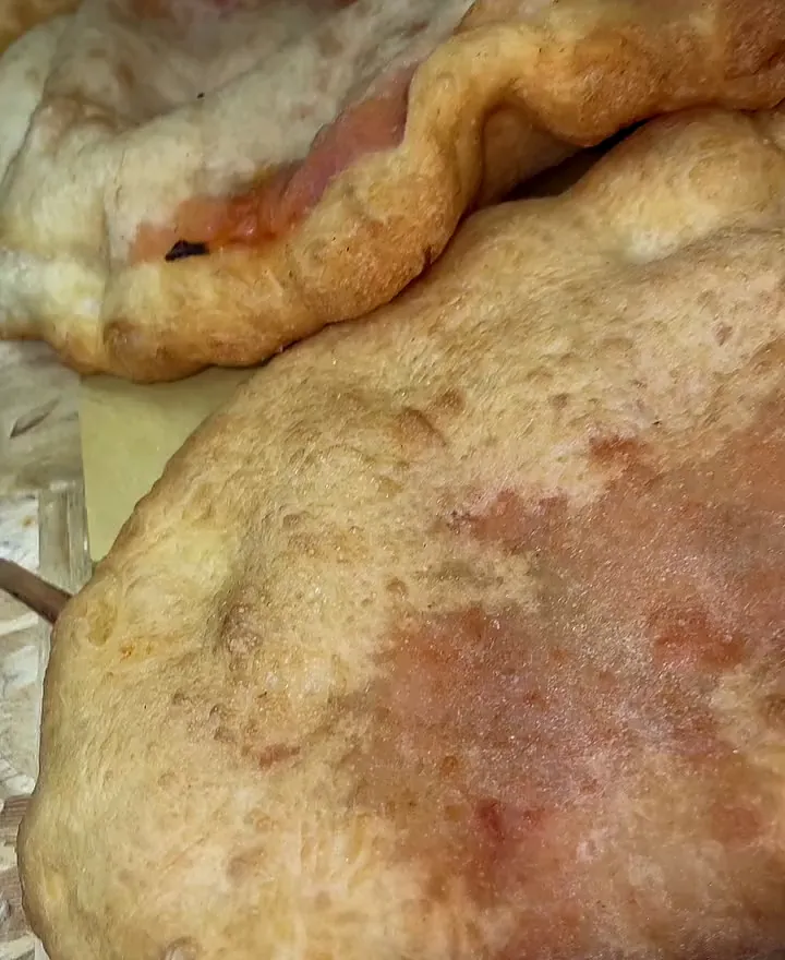 Calzoni fritti appoggiati sul vassoio