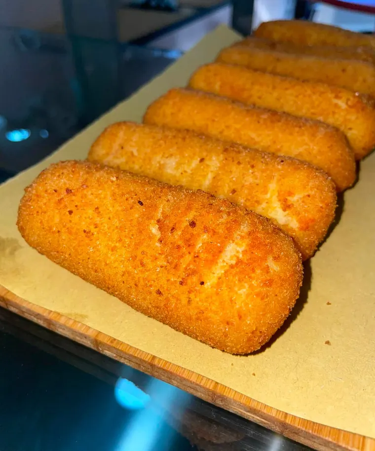 Crocchè dorate sul vassoio, in vetrina