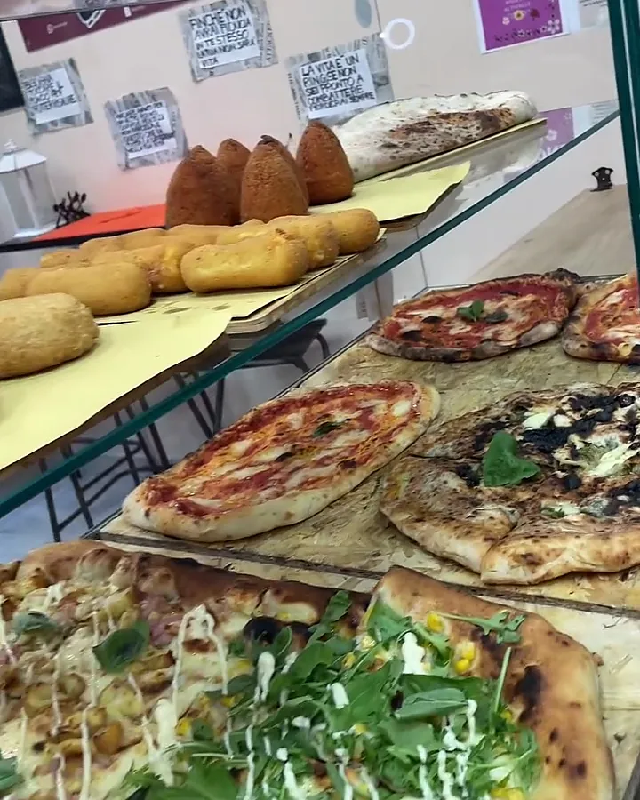La vetrina di Tranci Divini con arancini, crocchè e pizze